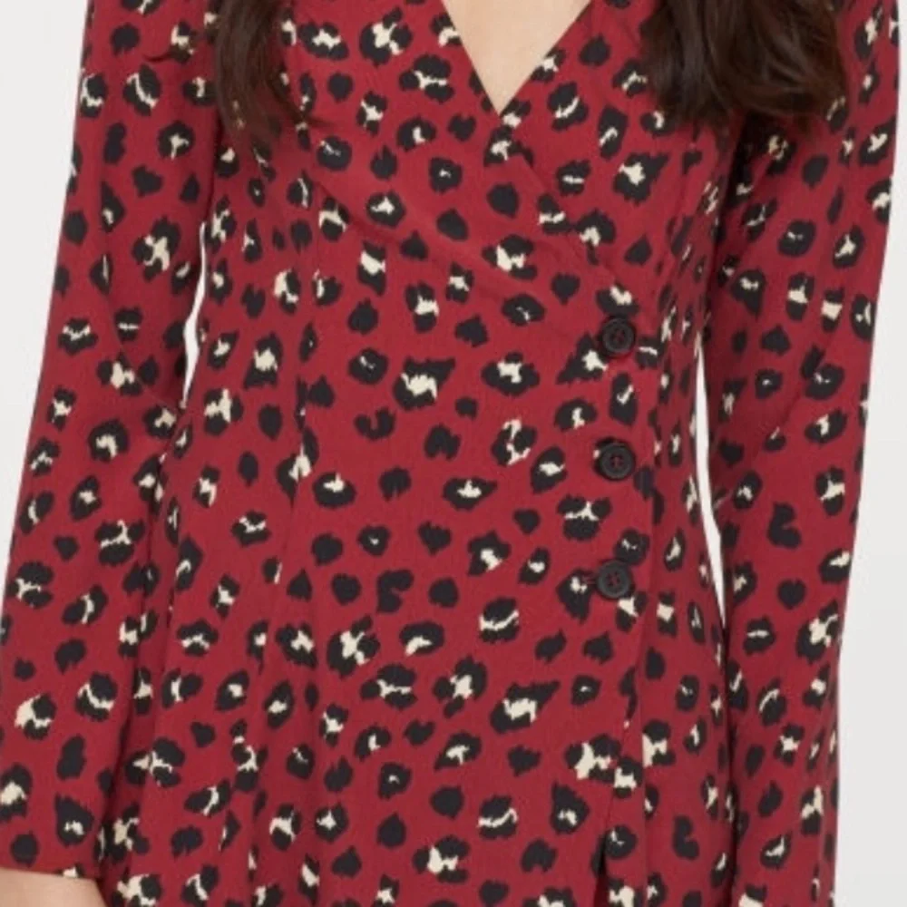 H&M maroon leopard print long sleeve wrap dress size 0
